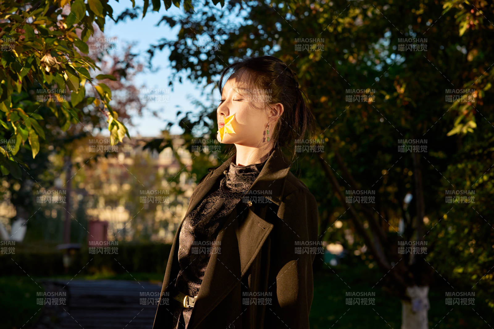 阳光明媚的午后在公园树林拍照的美女图片