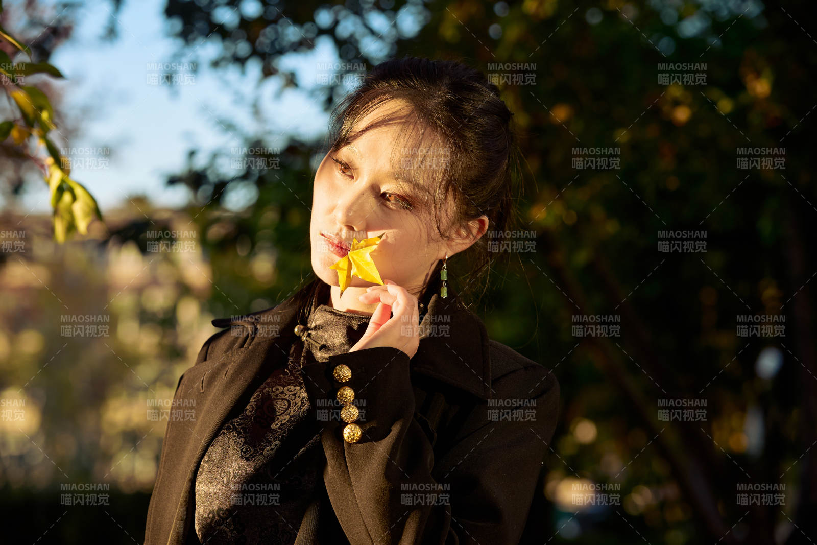 阳光明媚的午后在公园树林拍照的美女图片