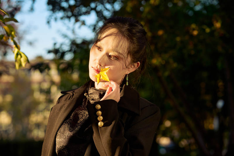 阳光明媚的午后在公园树林拍照的美女图片