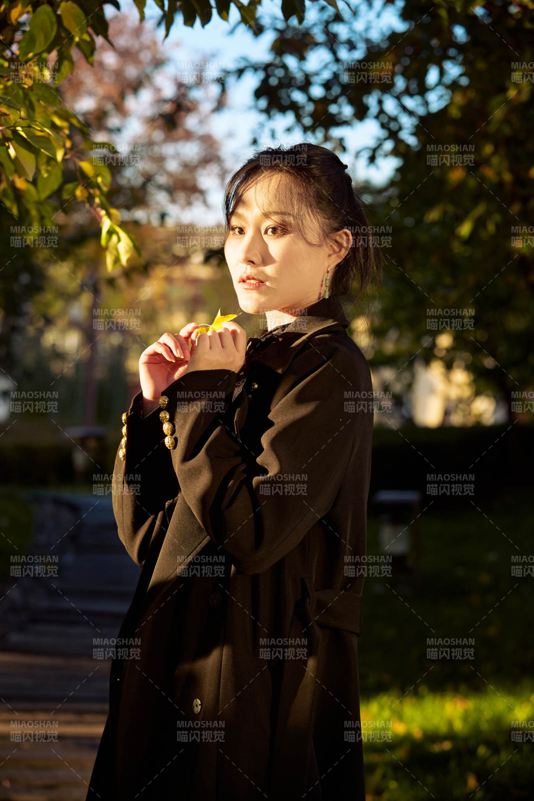 阳光明媚的午后在公园树林拍照的美女图片