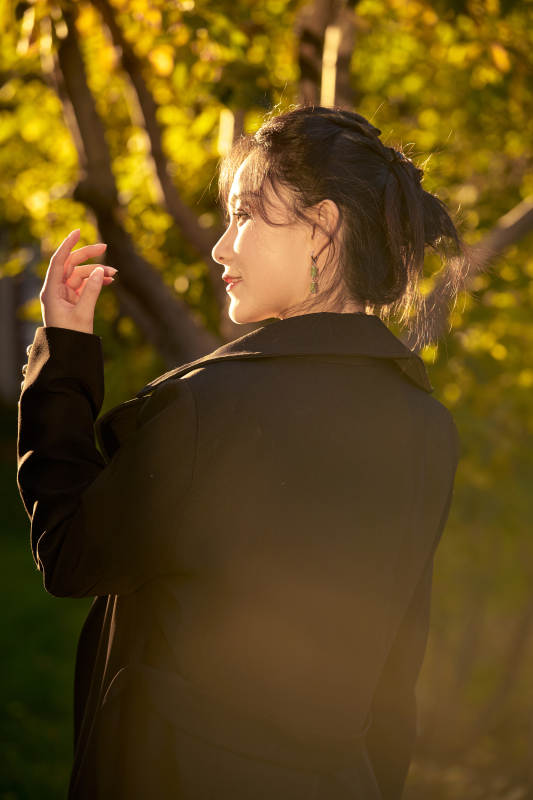 阳光明媚的午后在公园树林拍照的美女图片