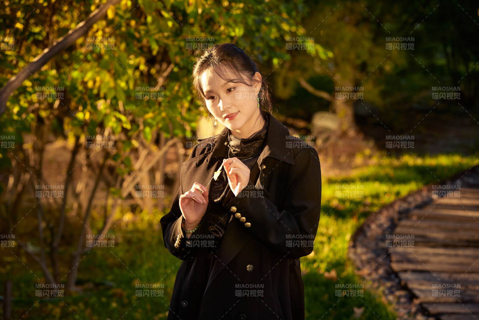 阳光明媚的午后在公园树林拍照的美女图片