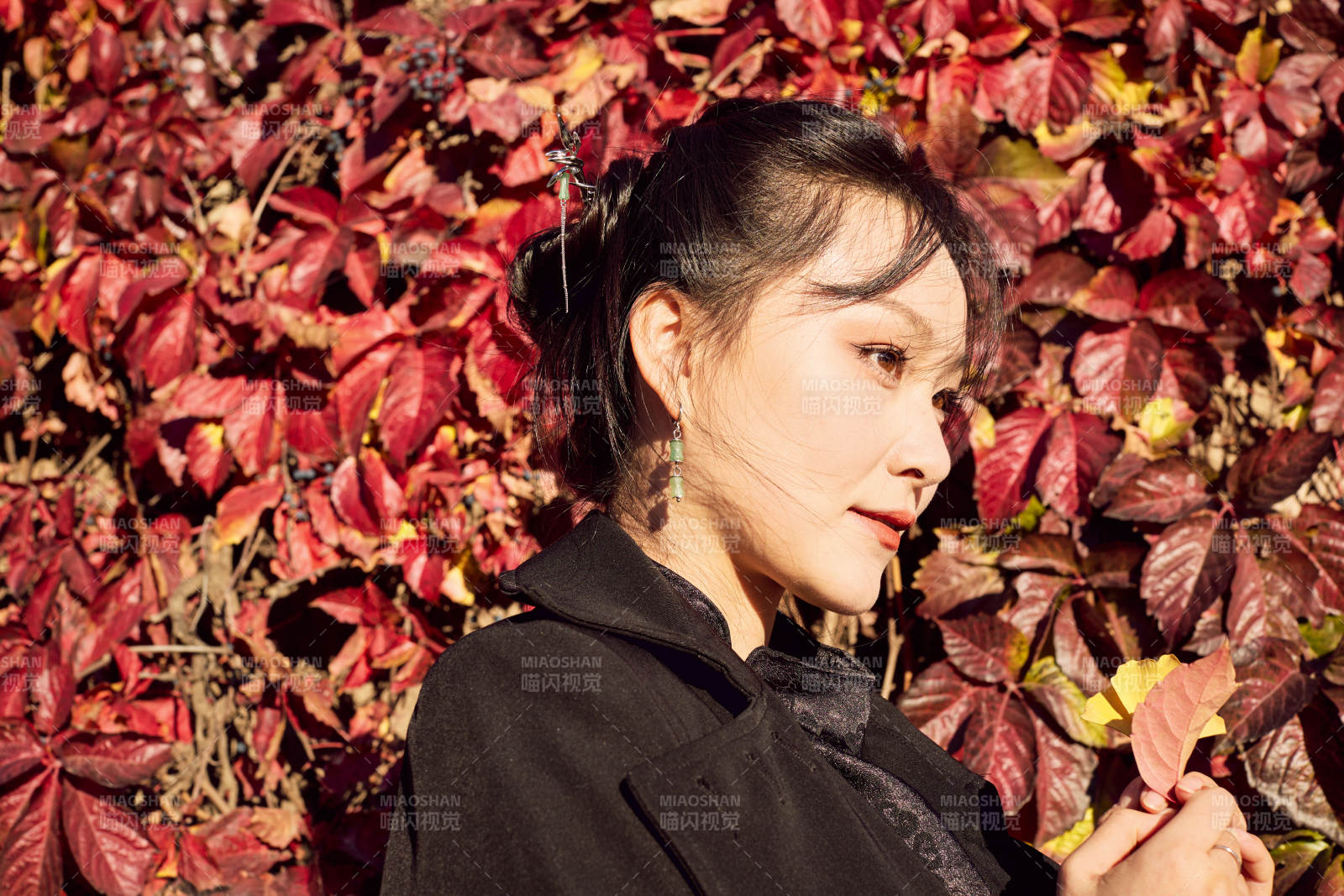 秋天在红叶遍布的河边拍照的亚洲女性图片