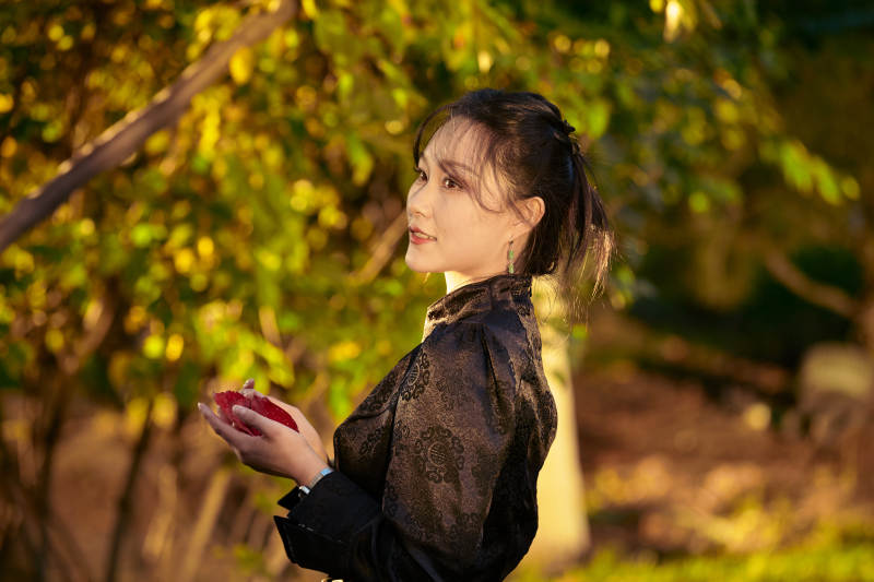 阳光明媚的午后在公园树林拍照的美女图片