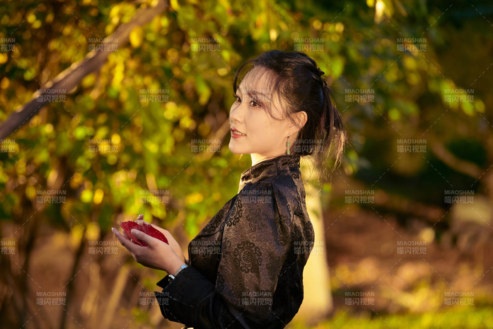 阳光明媚的午后在公园树林拍照的美女图片