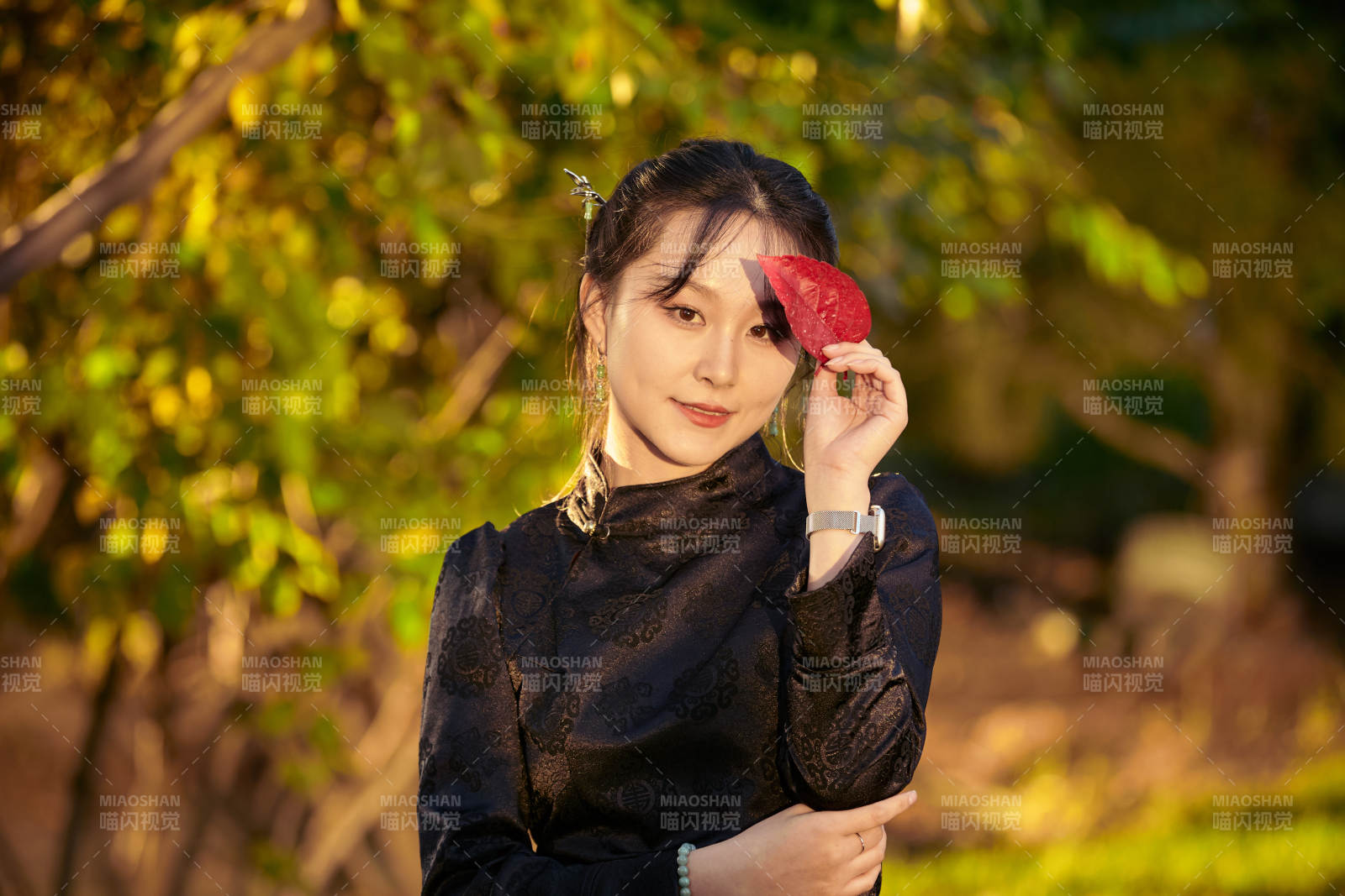 阳光明媚的午后在公园树林拍照的美女图片