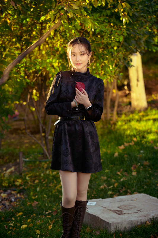 阳光明媚的午后在公园树林拍照的美女图片