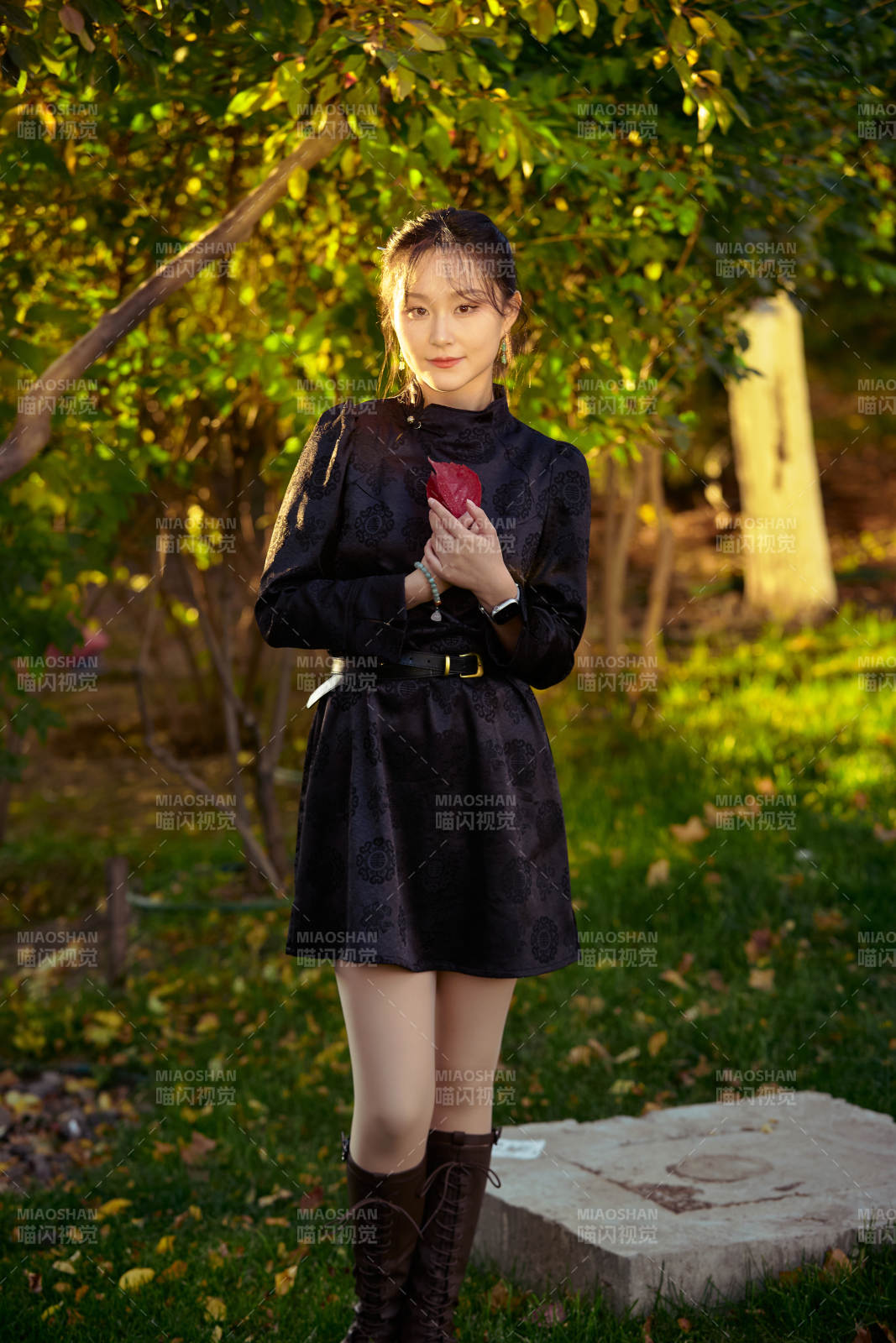 阳光明媚的午后在公园树林拍照的美女图片