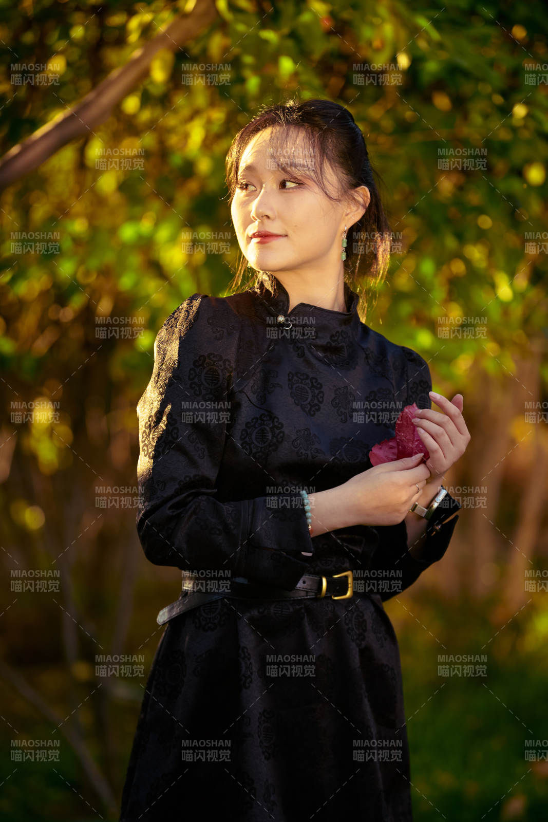 阳光明媚的午后在公园树林拍照的美女图片