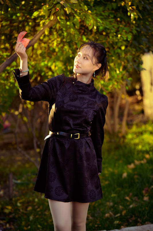 阳光明媚的午后在公园树林拍照的美女图片