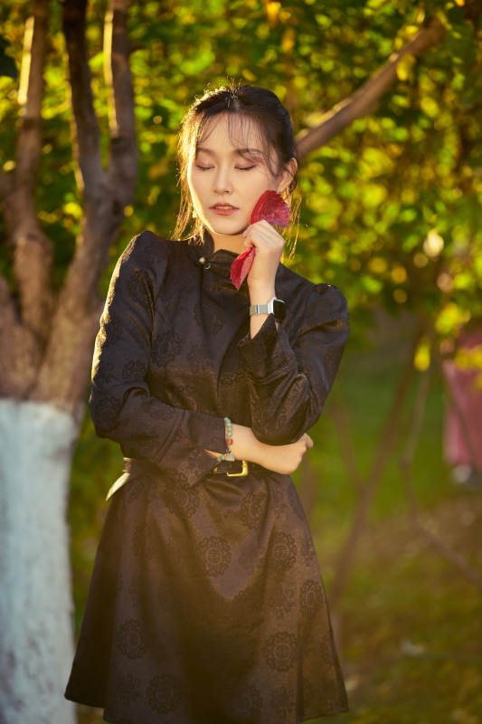 阳光明媚的午后在公园树林拍照的美女图片