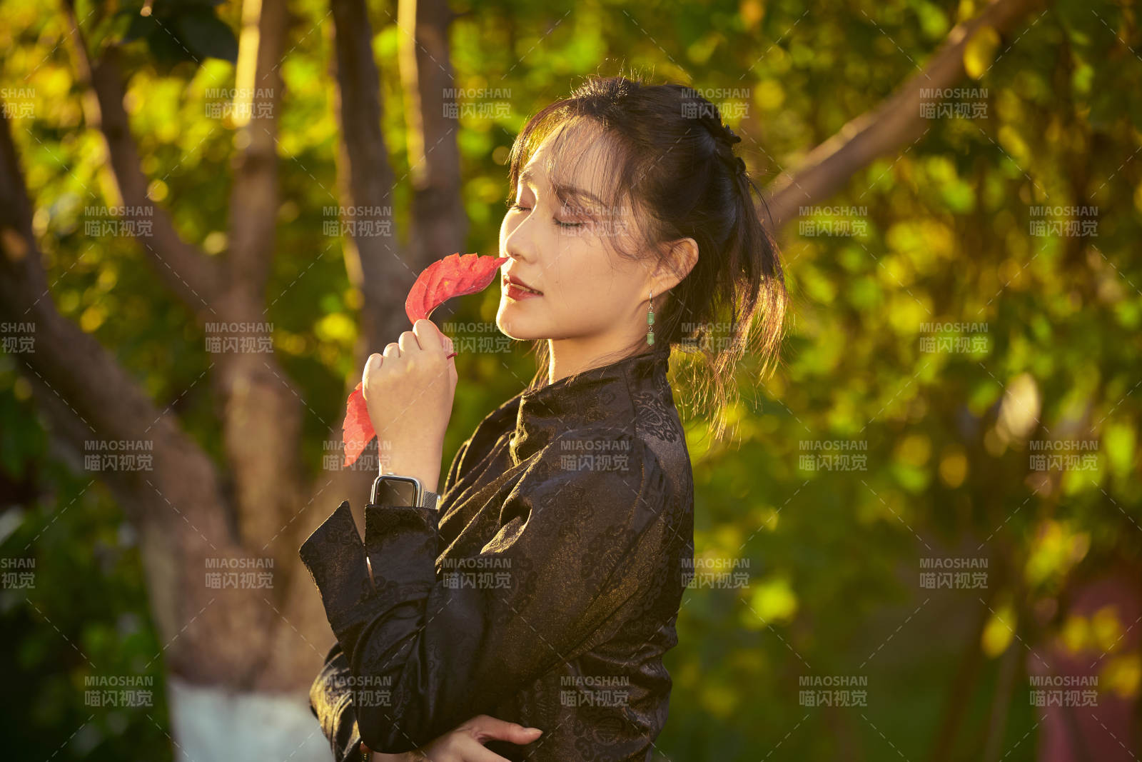 阳光明媚的午后在公园树林拍照的美女图片