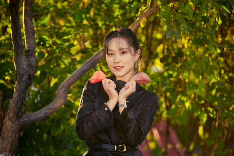 阳光明媚的午后在公园树林拍照的美女图片