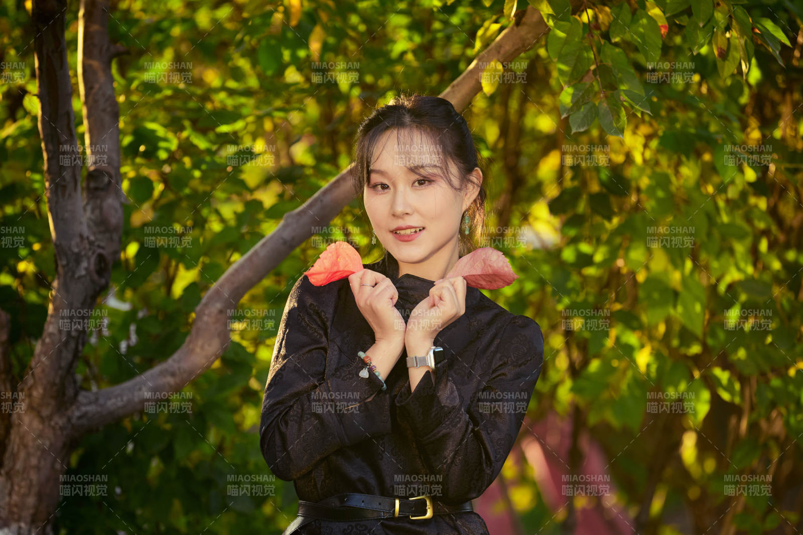 阳光明媚的午后在公园树林拍照的美女图片