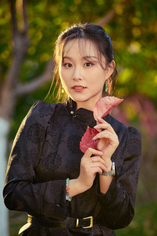 阳光明媚的午后在公园树林拍照的美女图片