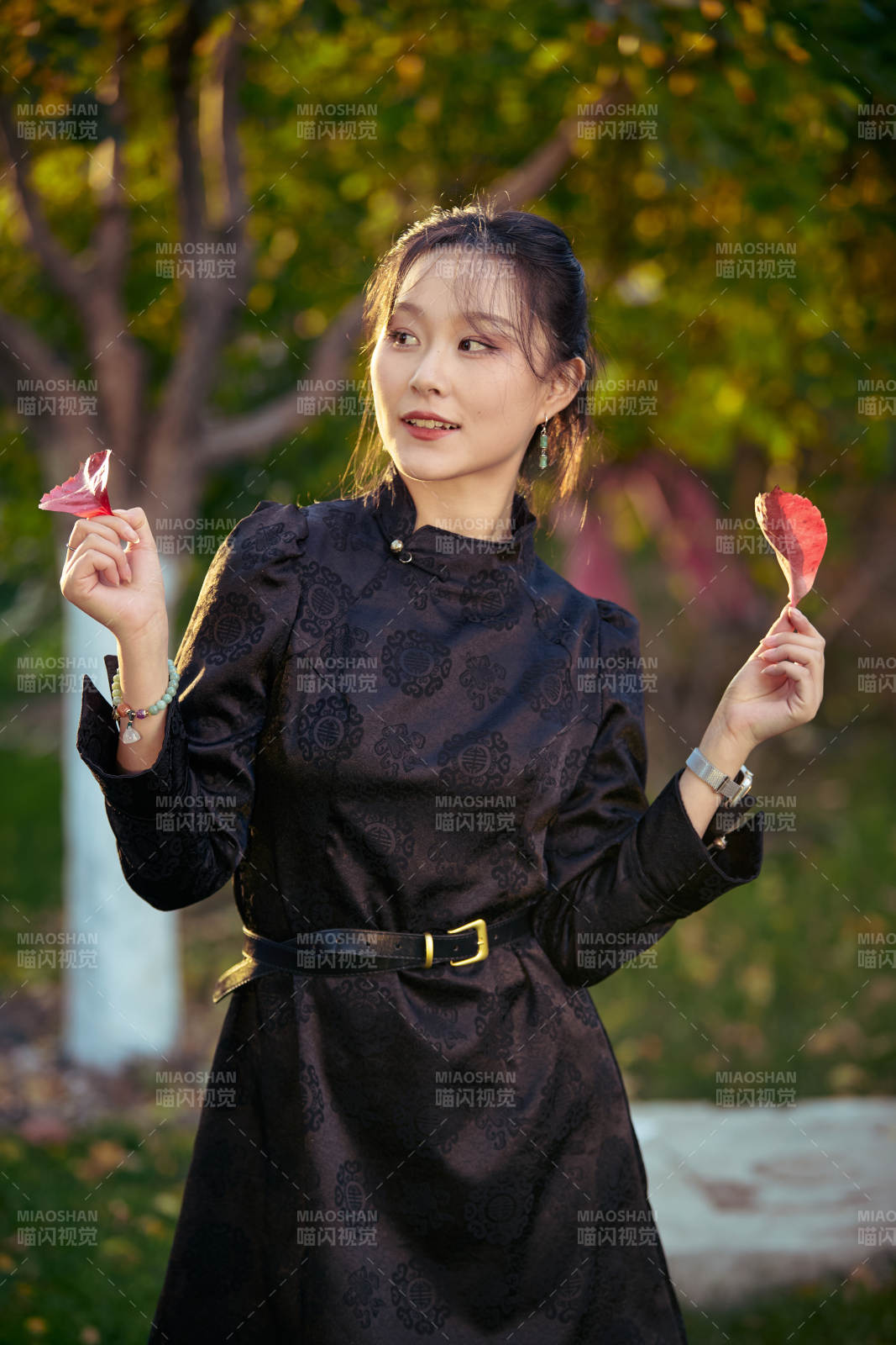 阳光明媚的午后在公园树林拍照的美女图片