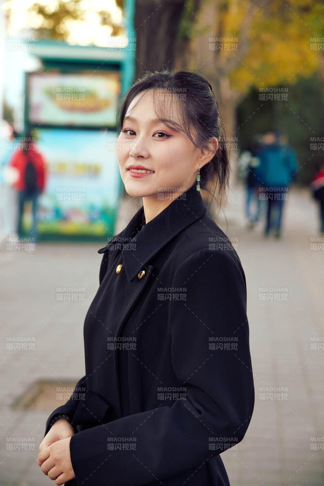 在繁华的街道上拍照的东方女性图片