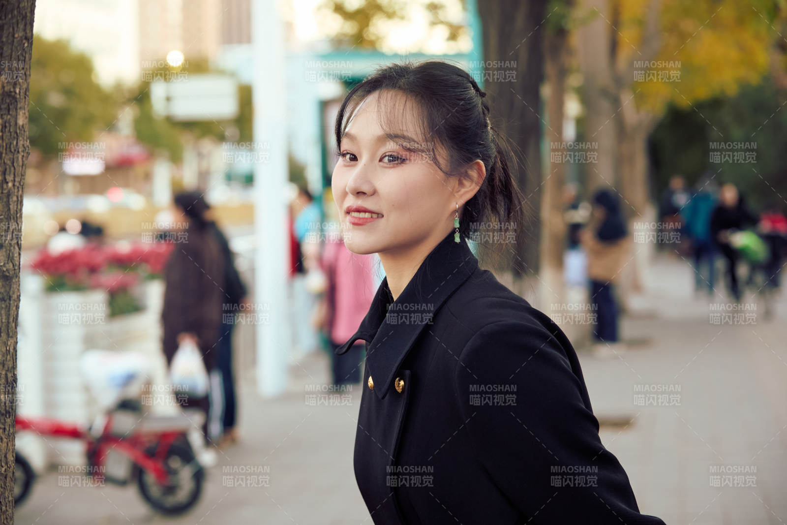 在繁华的街道上拍照的东方女性图片