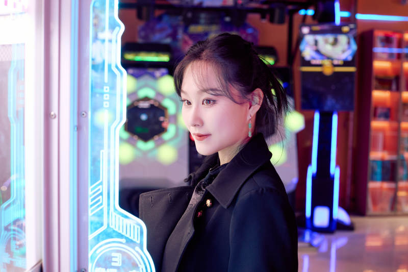 在娱乐城玩抓娃娃机的美女图片