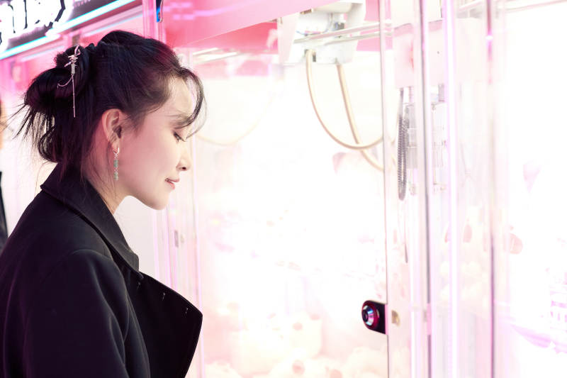 在娱乐城玩抓娃娃机的美女图片