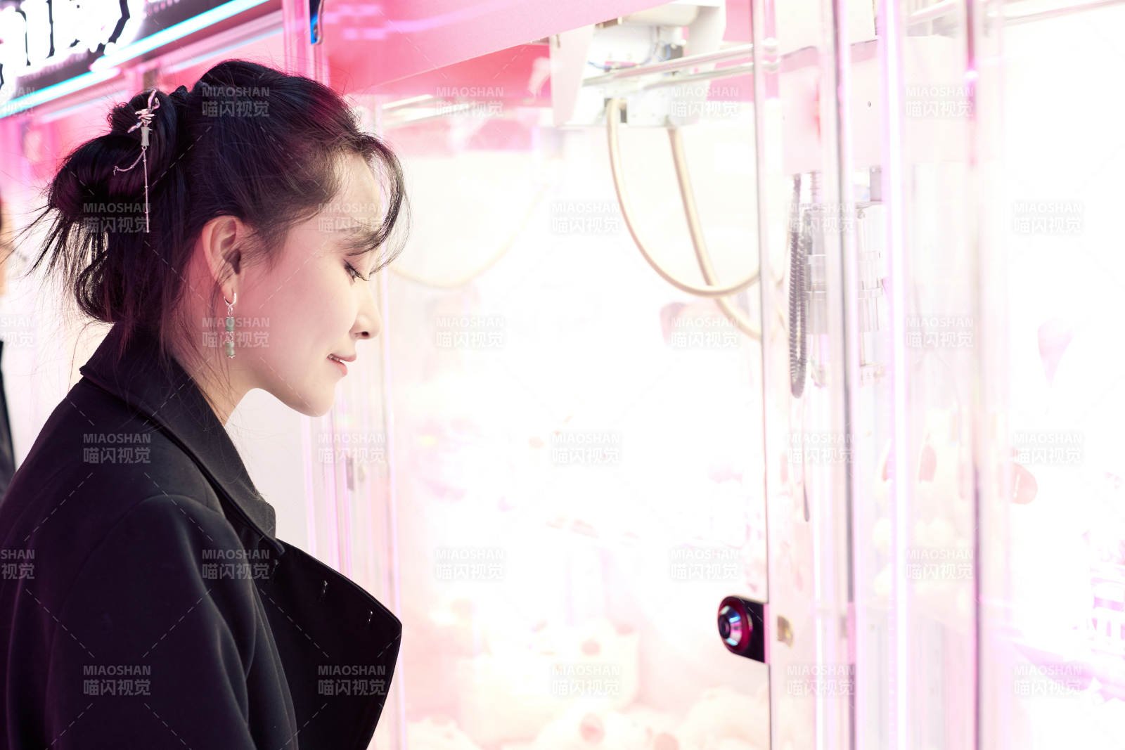 在娱乐城玩抓娃娃机的美女图片