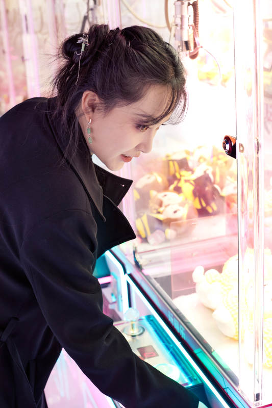 在娱乐城玩抓娃娃机的美女图片