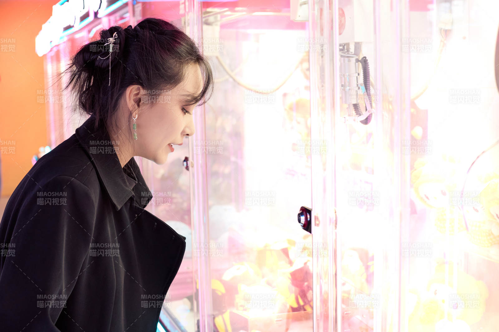 在娱乐城玩抓娃娃机的美女图片