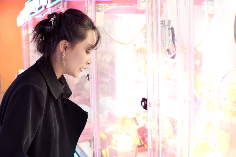在娱乐城玩抓娃娃机的美女图片