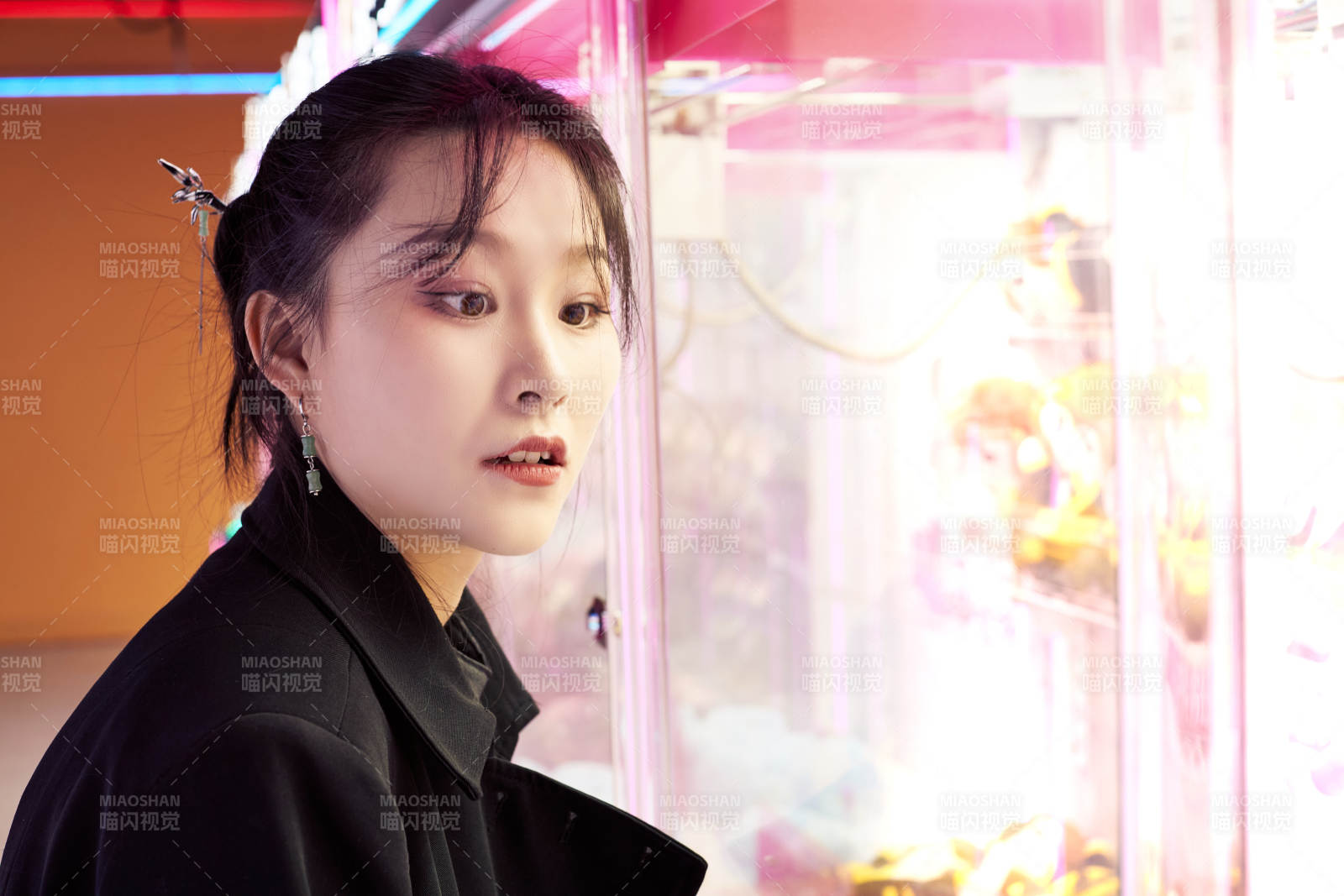 在娱乐城玩抓娃娃机的美女图片