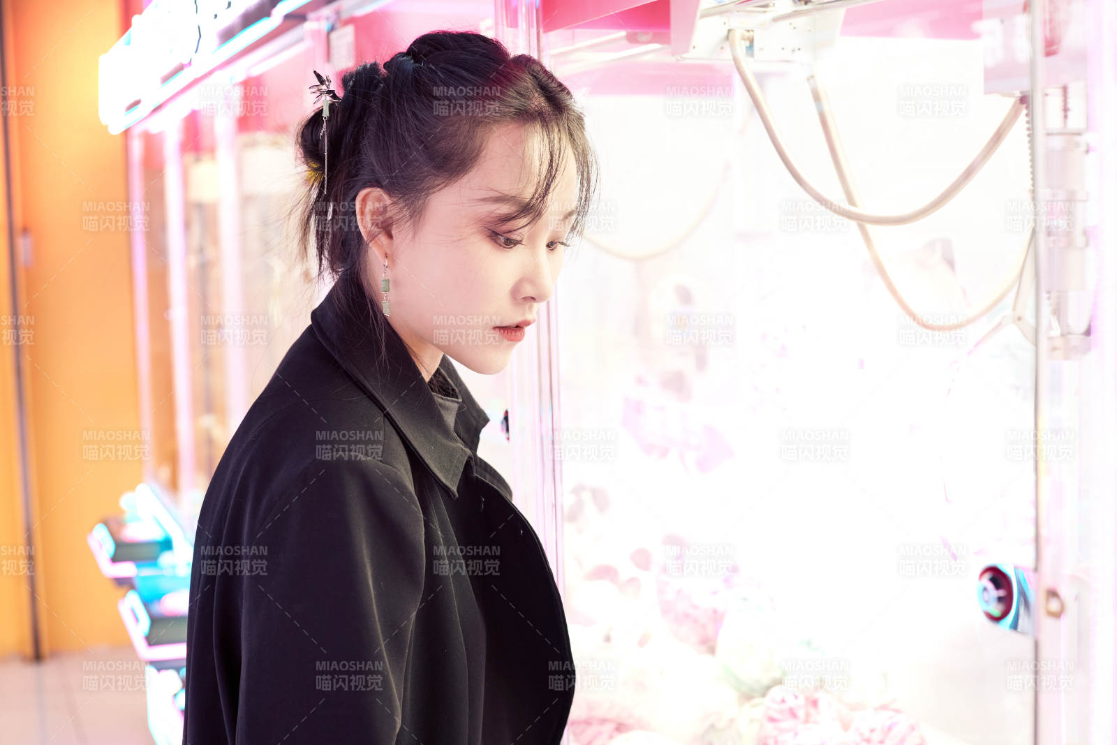 在娱乐城玩抓娃娃机的美女图片