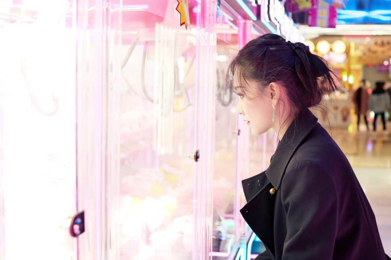 在娱乐城玩抓娃娃机的美女图片