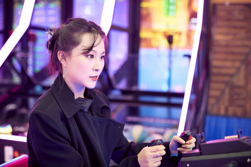 周末在电子游戏娱乐城游玩的美女图片