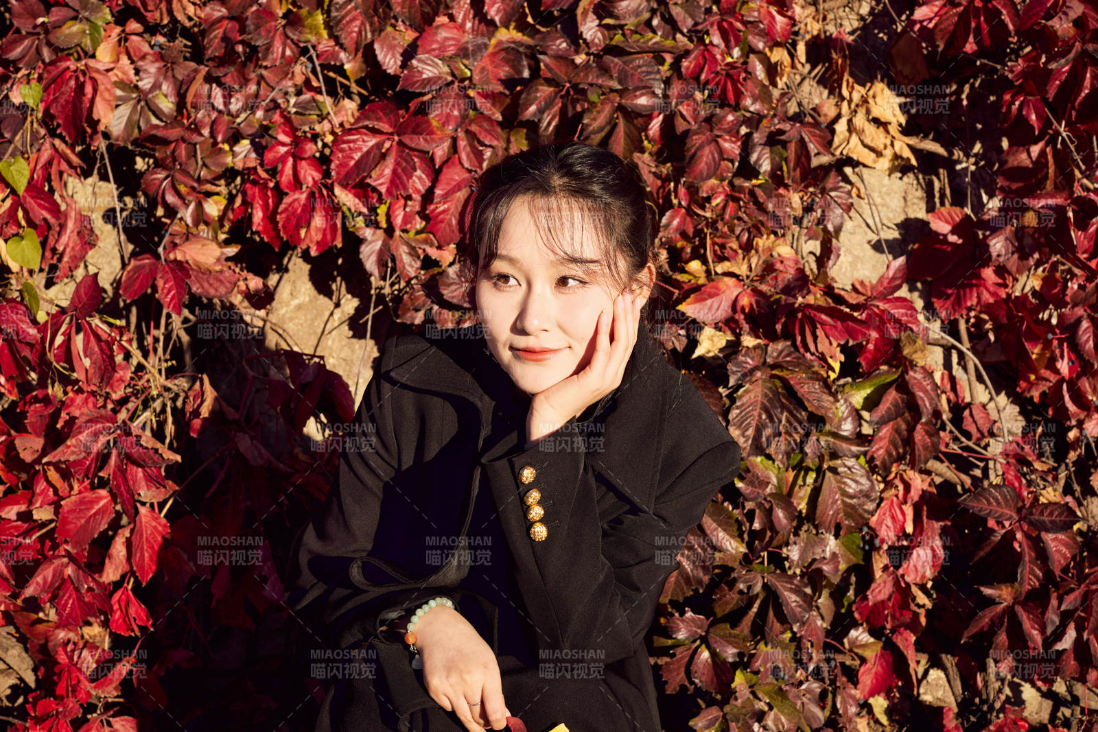 秋天在红叶遍布的河边拍照的亚洲女性图片