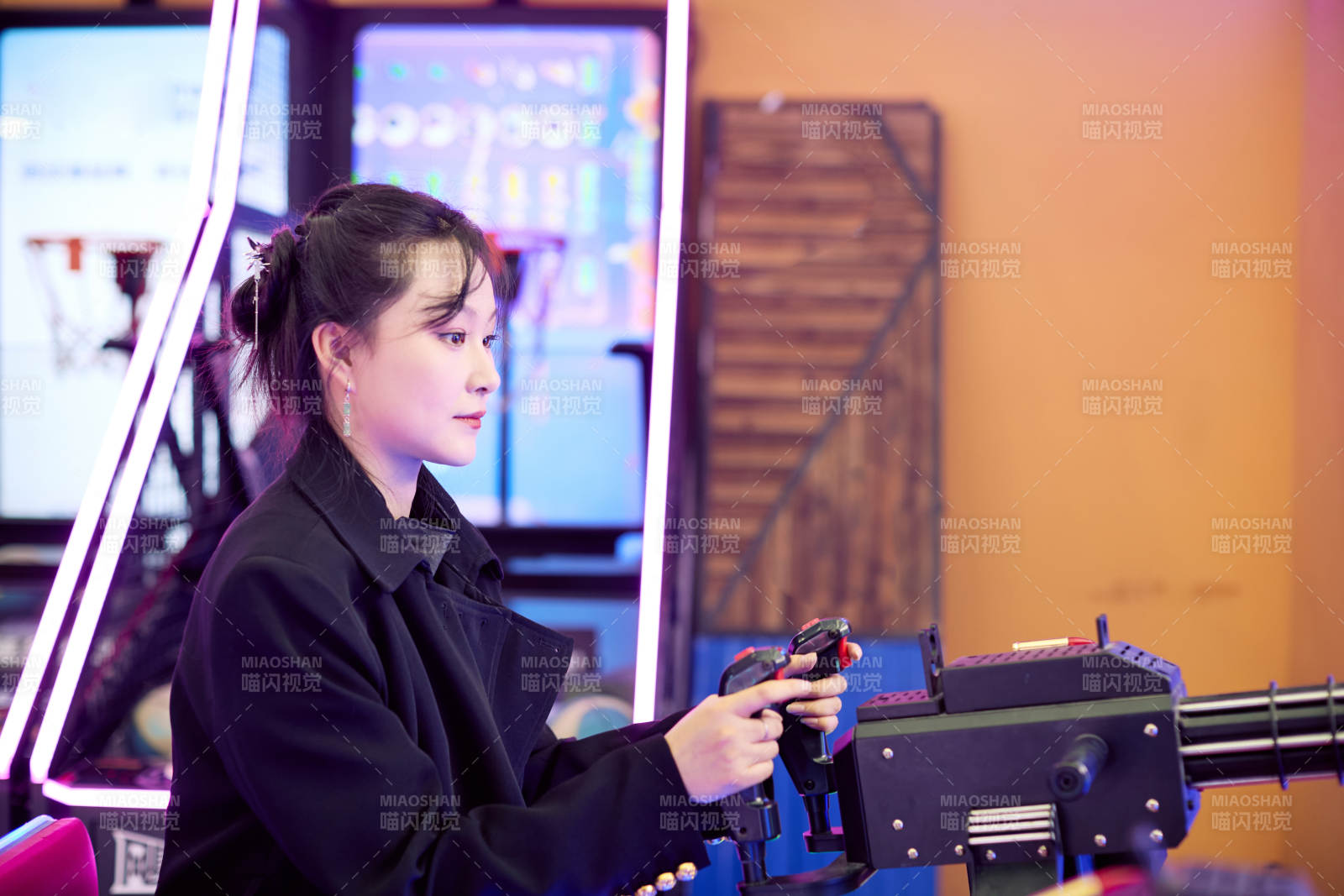 周末在电子游戏娱乐城游玩的美女图片