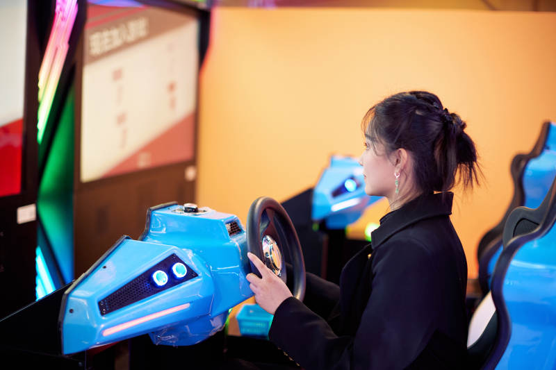 周末在电子游戏娱乐玩赛车游戏的美女图片