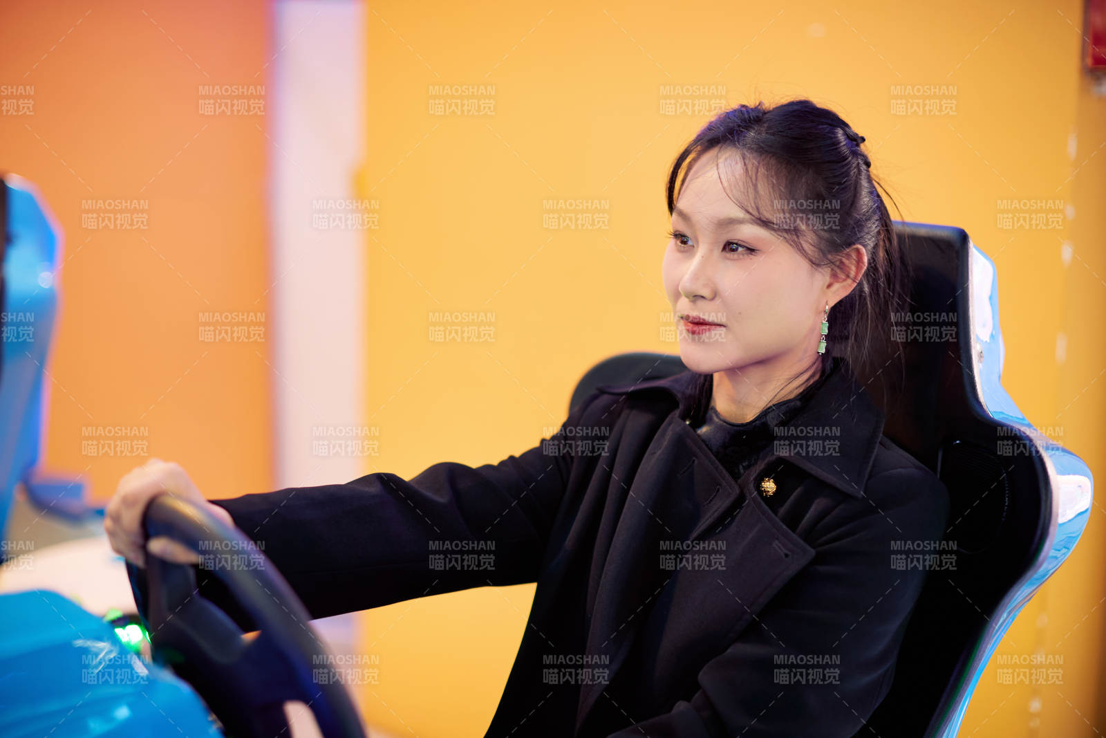 周末在电子游戏娱乐玩赛车游戏的美女图片