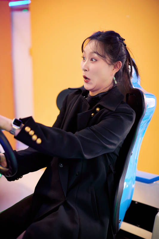 周末在电子游戏娱乐玩赛车游戏的美女图片