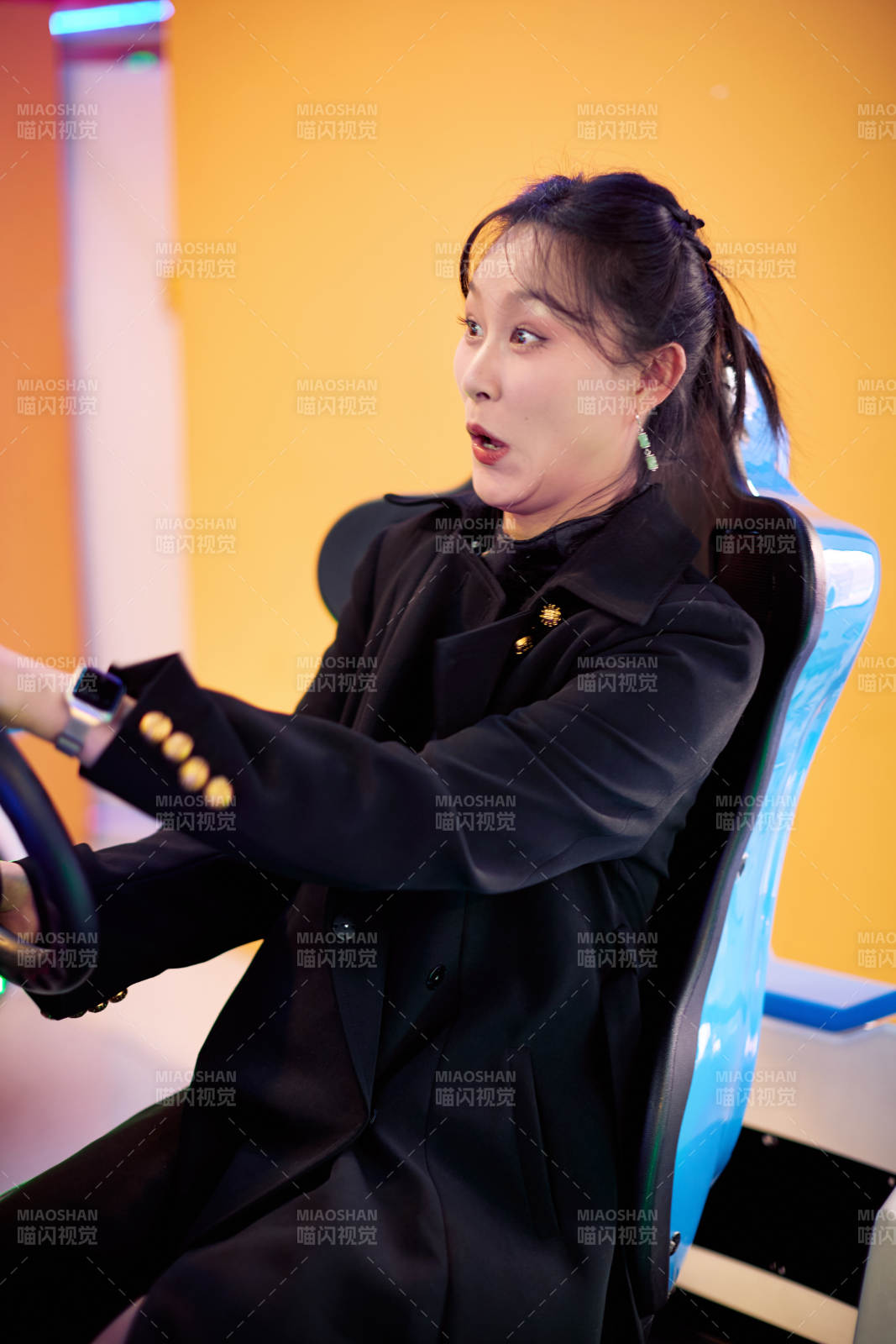 周末在电子游戏娱乐玩赛车游戏的美女图片