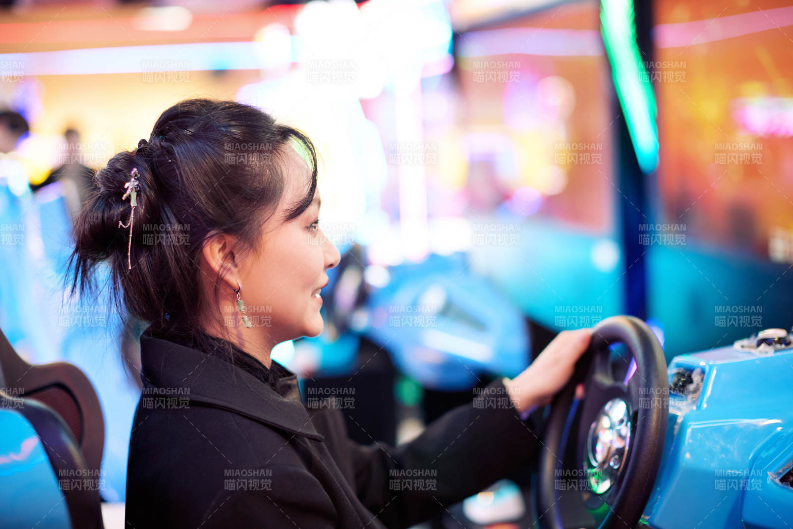 周末在电子游戏娱乐玩赛车游戏的美女图片