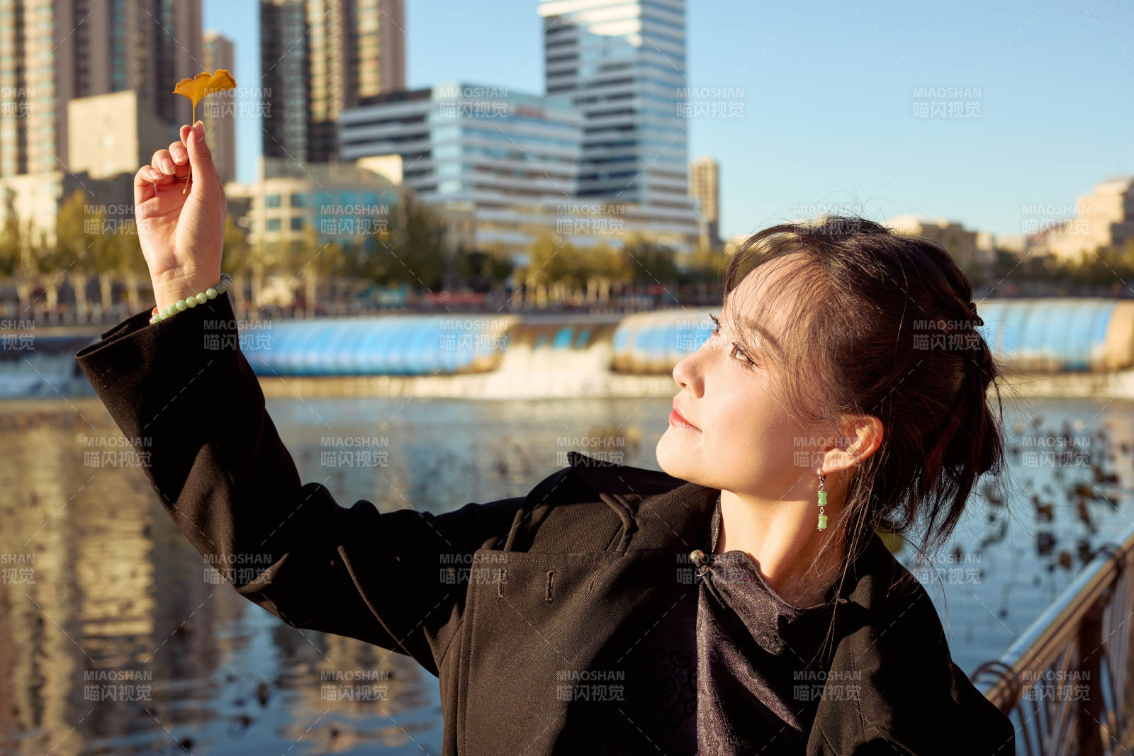 秋天在红叶遍布的河边拍照的亚洲女性图片