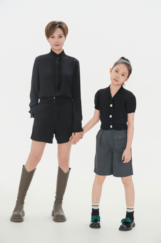 白色背景里的美丽妈妈与可爱女儿亲子人像图片