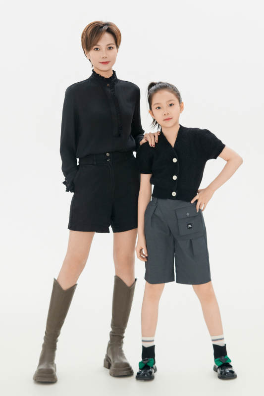 白色背景里的美丽妈妈与可爱女儿亲子人像图片