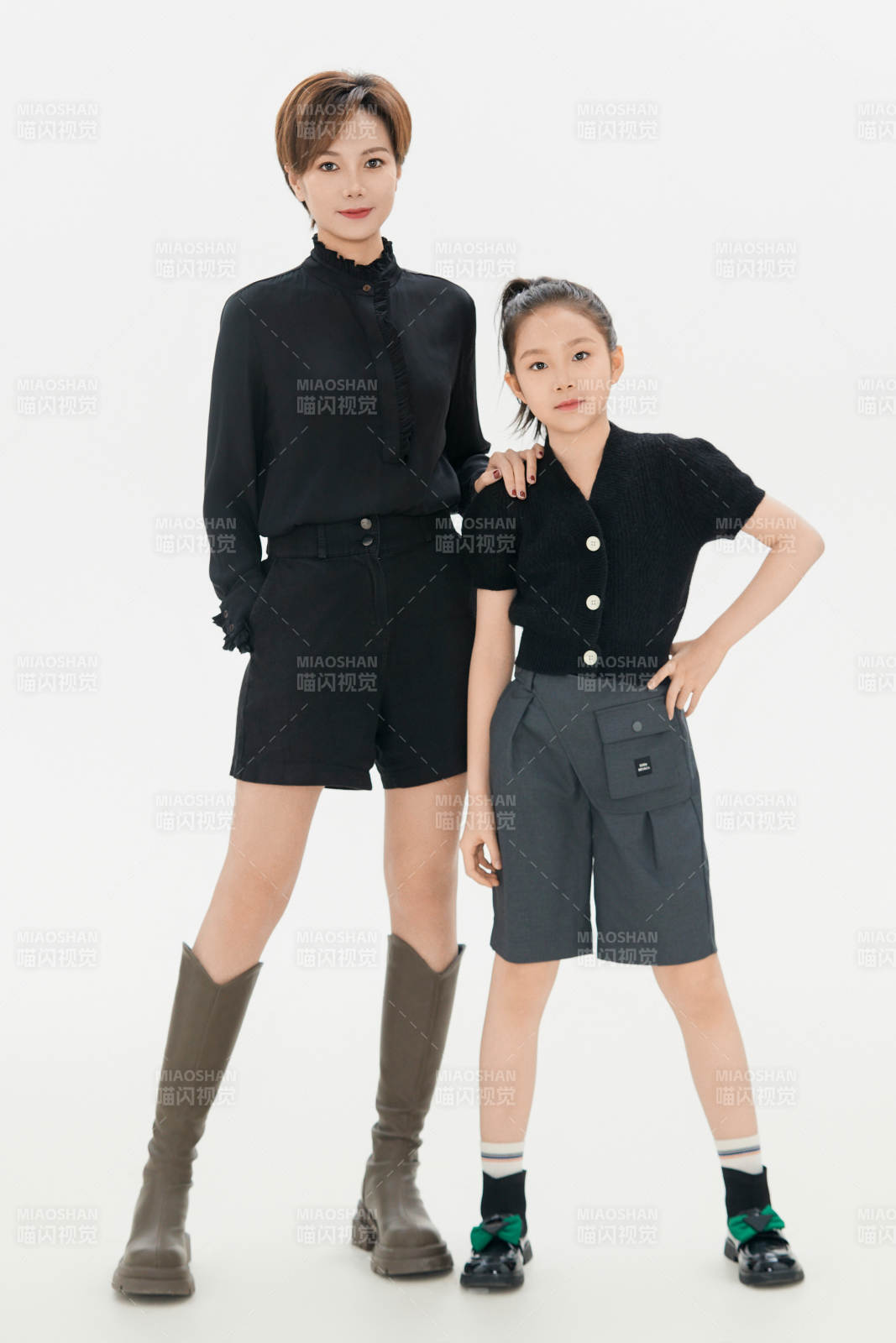 白色背景里的美丽妈妈与可爱女儿亲子人像图片