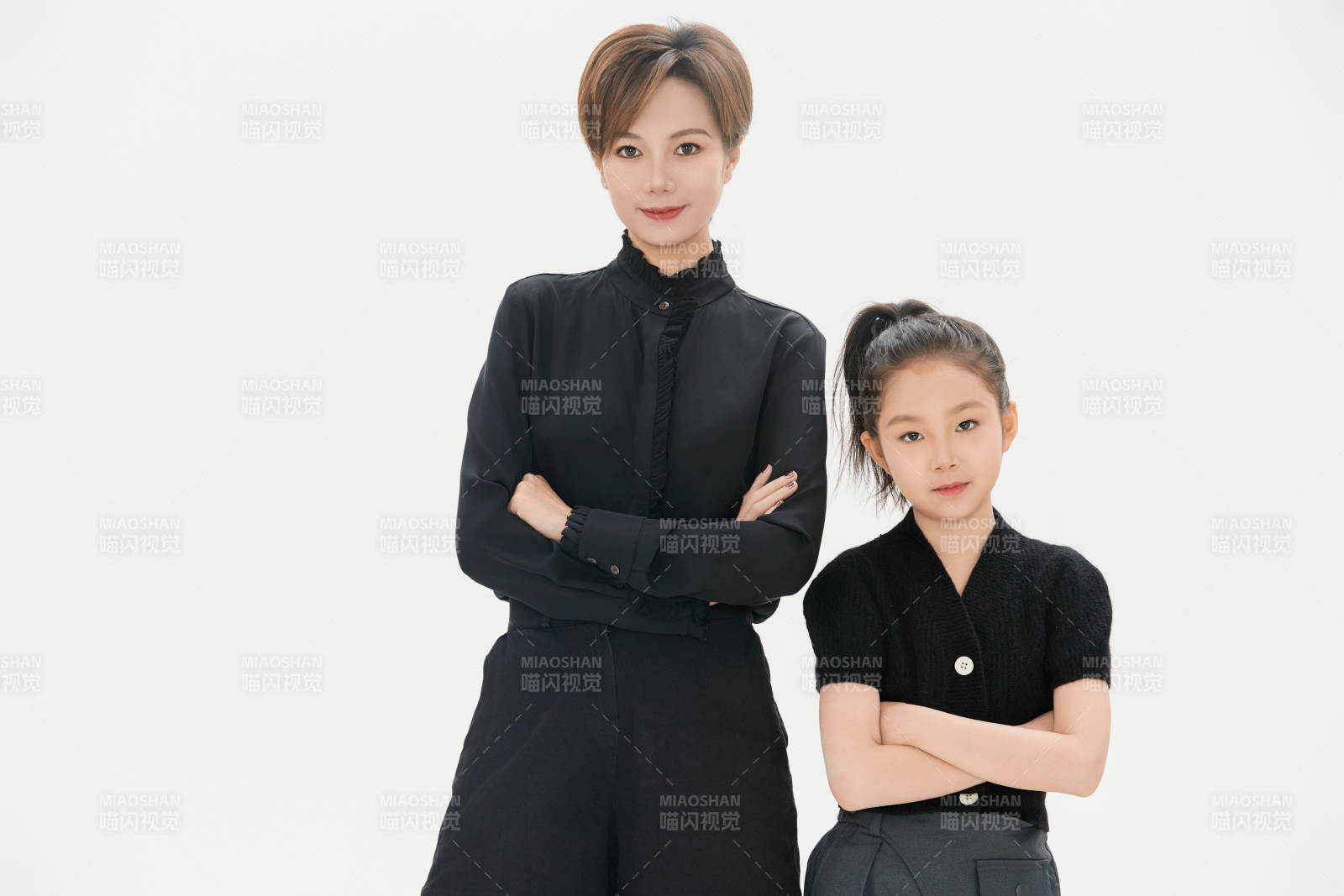 白色背景里的美丽妈妈与可爱女儿亲子人像图片