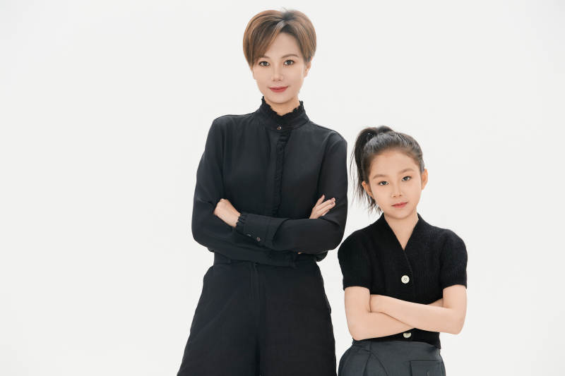 白色背景里的美丽妈妈与可爱女儿亲子人像图片