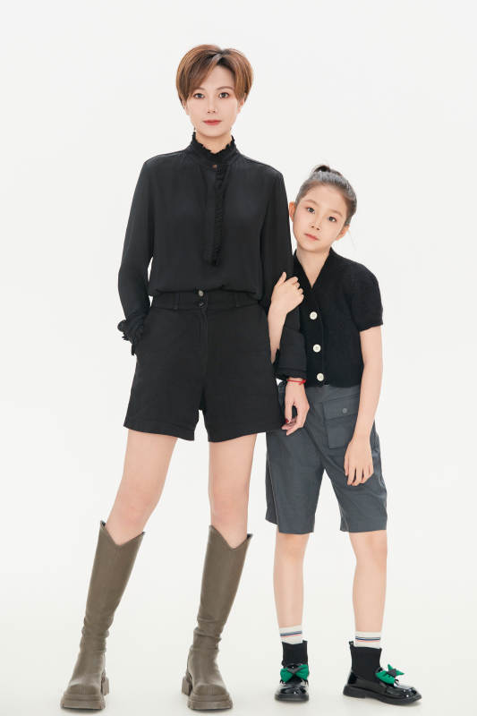 白色背景里的美丽妈妈与可爱女儿亲子人像图片