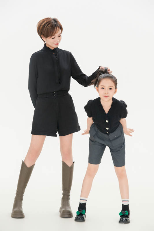 白色背景里的美丽妈妈与可爱女儿亲子人像图片