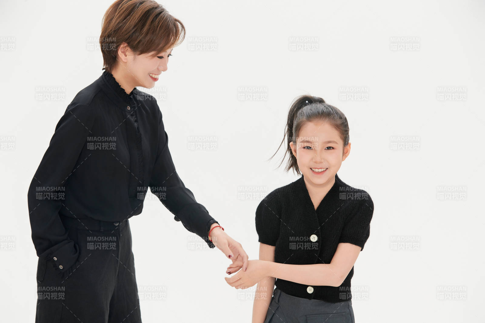 白色背景里的美丽妈妈与可爱女儿亲子人像图片