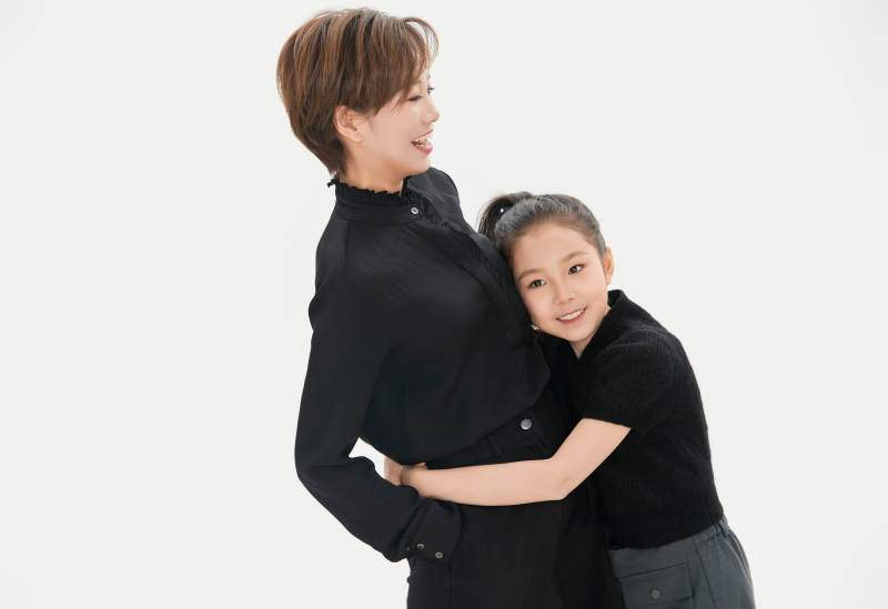 白色背景里的美丽妈妈与可爱女儿亲子人像图片