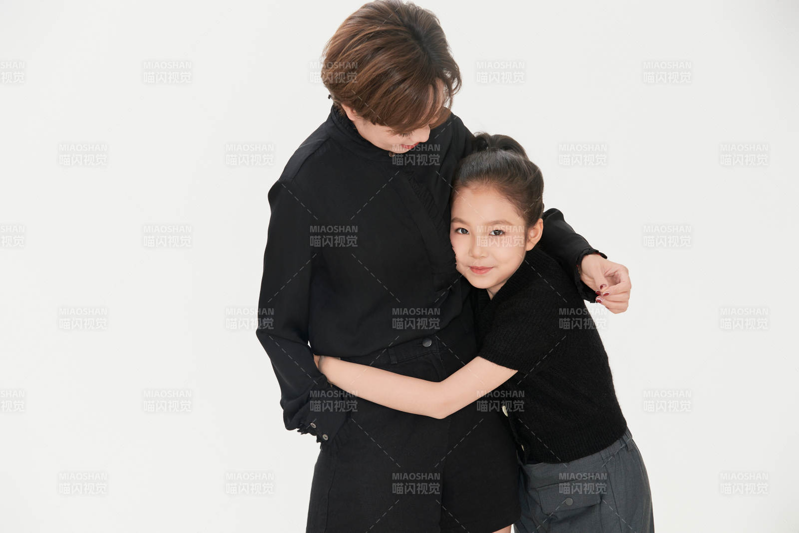 白色背景里的美丽妈妈与可爱女儿亲子人像图片
